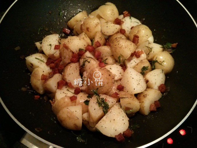 德式热土豆沙拉,再加入准备好的培根丁拌匀即可