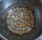 西班牙海鲜饭,<a style='color:red;display:inline-block;' href='/shicai/ 2508'>鹰嘴豆</a>泡一晚,洗净