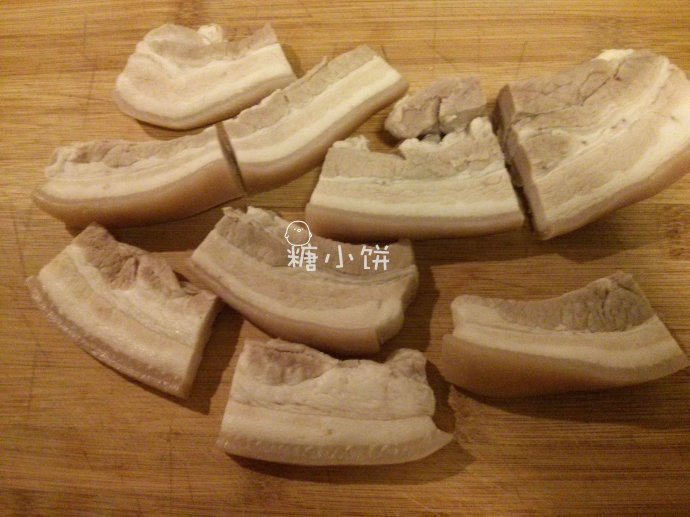 #八珍盛宴#【海陆扣肉】章鱼片+五花肉,切成小块,当然如果你用整块的大块五花肉此处不要切