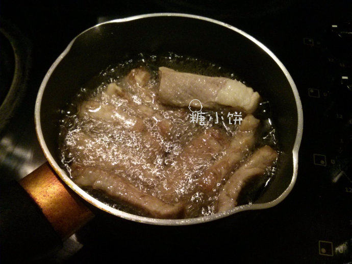 #八珍盛宴#【海陆扣肉】章鱼片+五花肉,炸,炸至表面有点起泡的样子