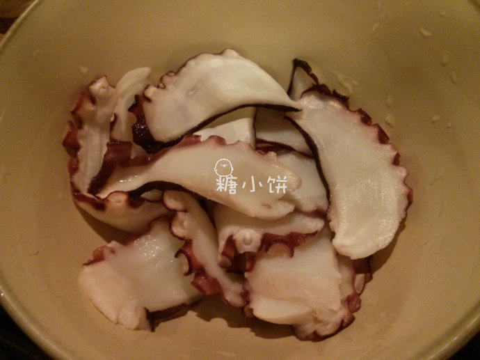 #八珍盛宴#【海陆扣肉】章鱼片+五花肉,这是买来的熟切章鱼片,已经是煮熟了切好的