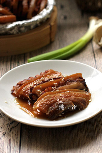 #八珍盛宴#【海陆扣肉】章鱼片+五花肉,蒸好以后先把碗里蒸出来的肉汤滗出来,把肉倒扣在另一个干净的容器中,
再把之前滗出来的肉汤淋在倒扣出来的肉片上即可