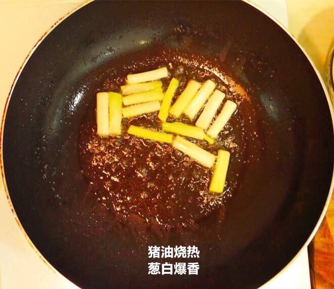 虾仁流黄蛋炒饭,油烧热<a style='color:red;display:inline-block;' href='/shicai/ 3250'>葱</a>煸香