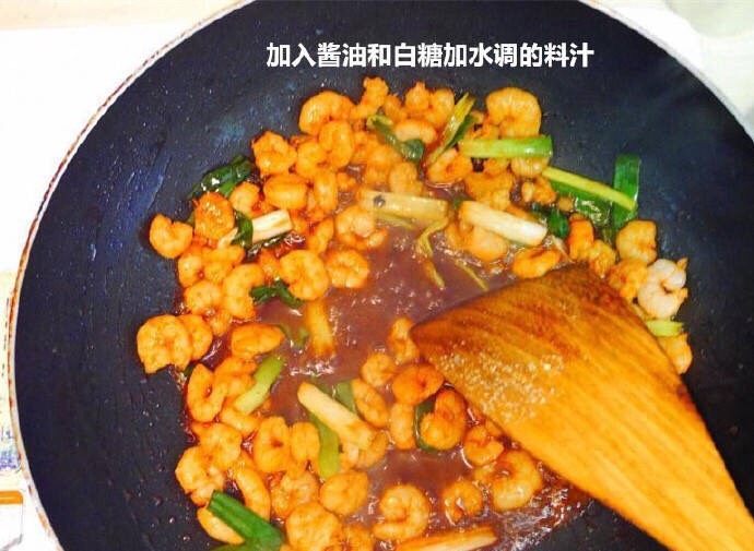 虾仁流黄蛋炒饭,加入<a style='color:red;display:inline-block;' href='/shicai/ 692'>酱油</a>，白<a style='color:red;display:inline-block;' href='/shicai/ 10588'>糖</a>，水