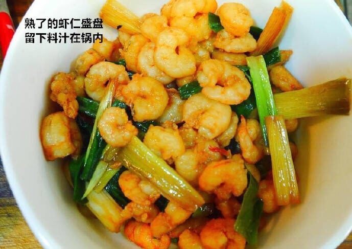虾仁流黄蛋炒饭,把汤汁留下剩余嘚盛出盘