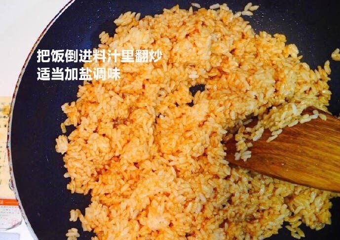 虾仁流黄蛋炒饭,把饭放入汤汁中翻炒 加入少量盐