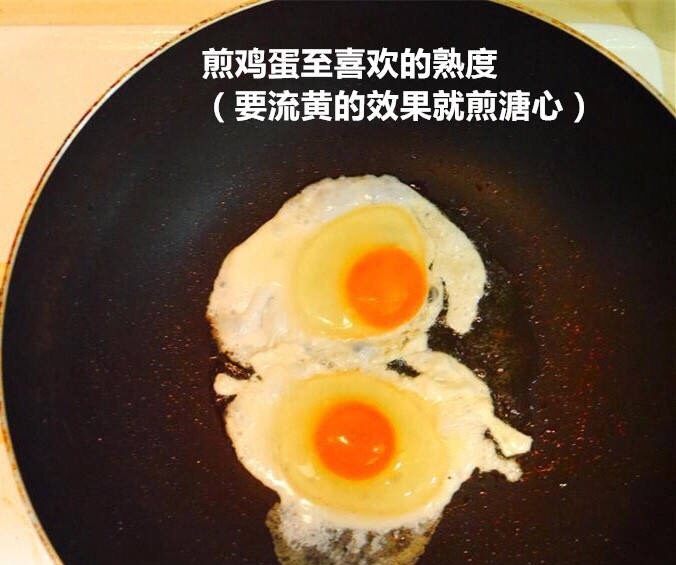 虾仁流黄蛋炒饭,<a style='color:red;display:inline-block;' href='/shicai/ 9'>鸡蛋</a>煎至自己喜欢的程度。