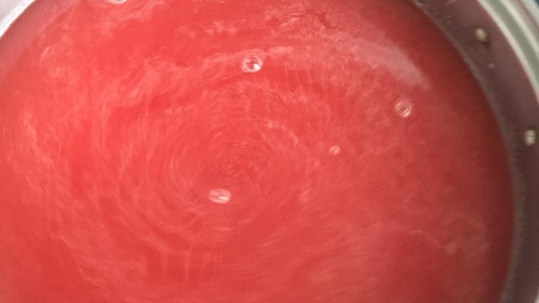 西瓜果冻,然后把西瓜汁倒进锅里,开火煮开,煮开了就可以关火了