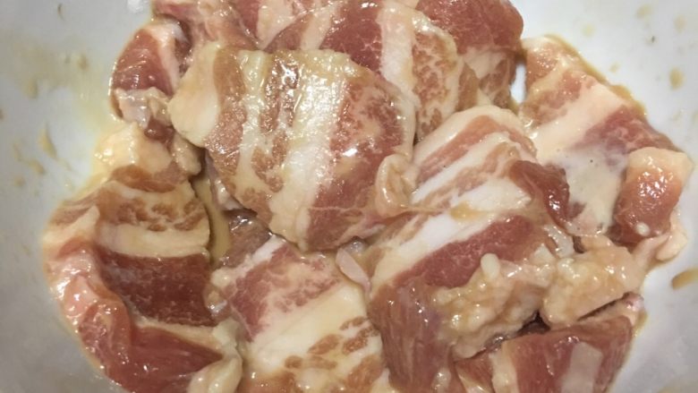 「吃货久久」泡饭也好好吃的冬瓜肉片汤,腌制10分钟 同时准备其他配菜