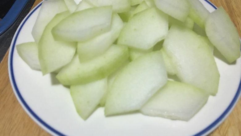 「吃货久久」泡饭也好好吃的冬瓜肉片汤,冬瓜去皮 去囊 切片 稍微厚一点 这样不容易煮散