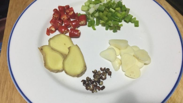 「吃货久久」泡饭也好好吃的冬瓜肉片汤,准备配菜 尖椒 大蒜 小葱 姜片 花椒