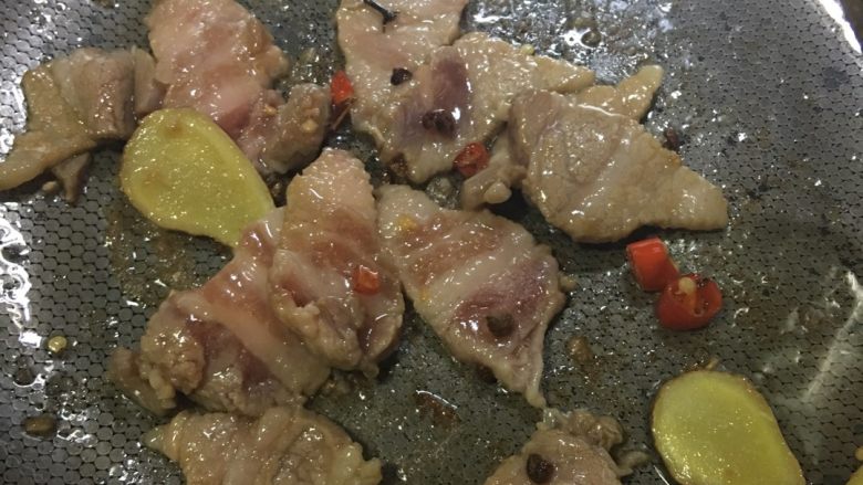 「吃货久久」泡饭也好好吃的冬瓜肉片汤,出香味后倒入五花肉 记得用小火 不断翻炒 五花肉可以出油的 也防止快熟粘锅