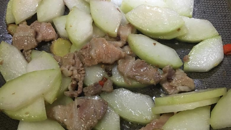 「吃货久久」泡饭也好好吃的冬瓜肉片汤,肉变色后倒入冬瓜 改大火 炒变色