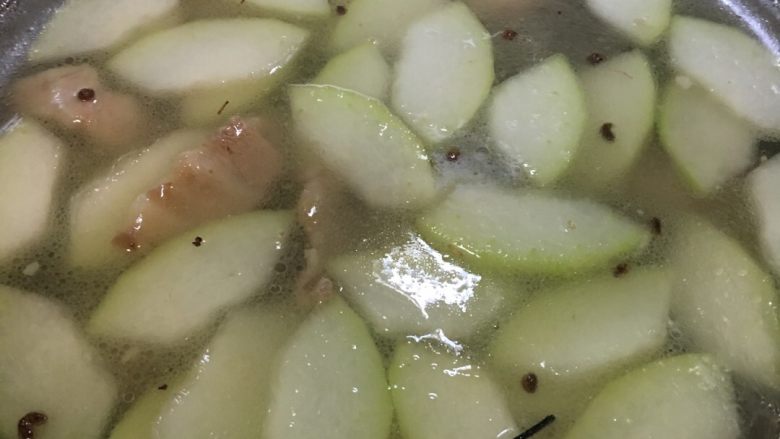 「吃货久久」泡饭也好好吃的冬瓜肉片汤,变色后加水或者高汤 我不太喜欢什么汤粉之类的 所以打汤还是用的水