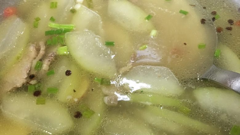 「吃货久久」泡饭也好好吃的冬瓜肉片汤,大火煮开后换小火 自己可以尝尝冬瓜 熟了就可以调味 加入盐 部分葱 我喜欢葱加热点 这样可以出香味 因为五花肉比较油了 这次我没有最后加麻油 不介意的话建议起锅前加入一点麻油提香 很加分的