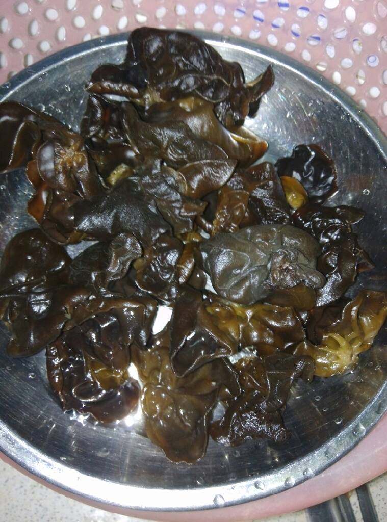 酸辣白菜炒木耳,木耳泡发,洗干净,开水煮熟