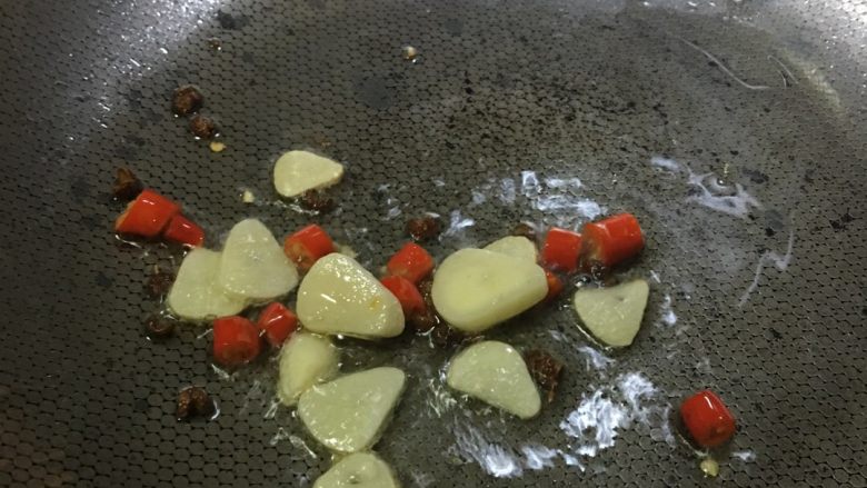 「吃货久久」好吃到停不下来的虾仁西蓝花,锅内加入少许花椒 这个很有必要噢!和大蒜 辣椒一起翻炒