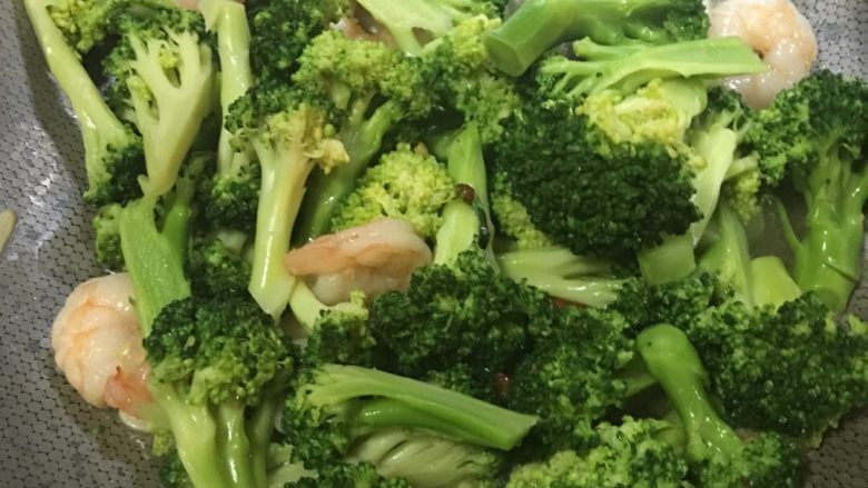 「吃货久久」好吃到停不下来的虾仁西蓝花,关键来了!味极鲜少许!搭配花椒香味 味道很棒!还有少许盐和生抽