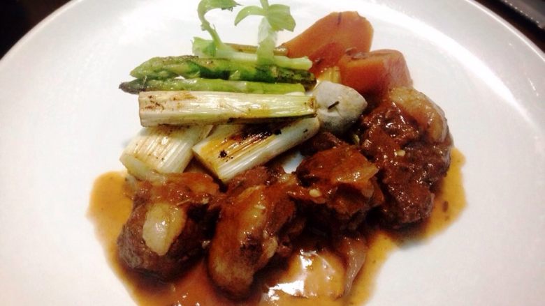 红酒烩羊腿肉,收汁,上菜