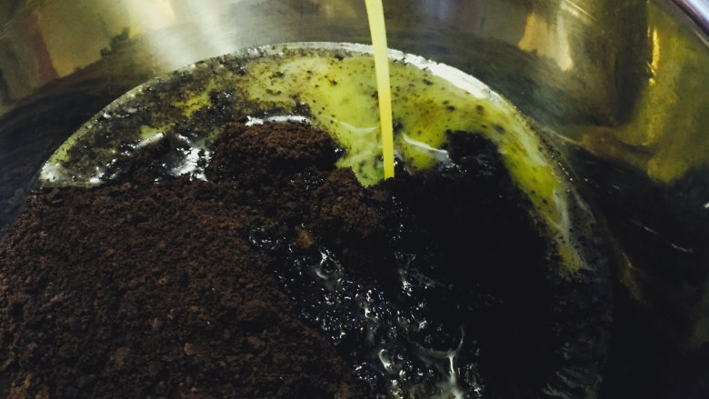 蓝莓重乳酪--超详细过程 好吃到飞起来,隔热水融化黄油成液体(热水温度不超过40度,太烫了黄油会受不鸟喂);然后与奥利奥渣拌和均匀