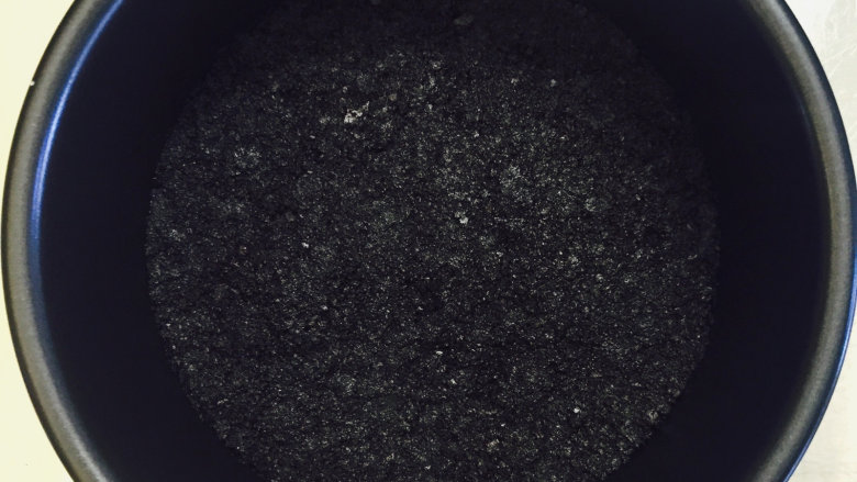 蓝莓重乳酪--超详细过程 好吃到飞起来,压平了(紧实一点口感更好);做好的饼底放入冰箱冷藏;这时候可以开始预热烤箱,上火210度,下火170度