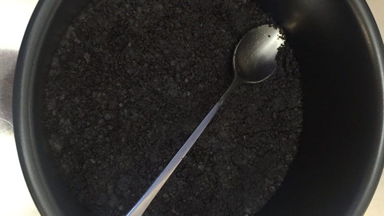 蓝莓重乳酪--超详细过程 好吃到飞起来,将饼油混合物倒入模具中,用勺子压平