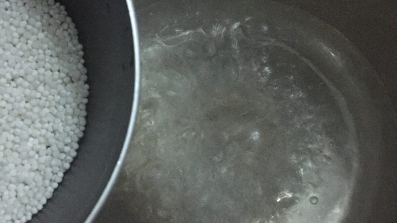 这个夏天你不得不爱的杨枝甘露,水开后倒入西米,沸腾18分钟至西米变得通透。期间要不断搅拌,不然很容易糊掉。