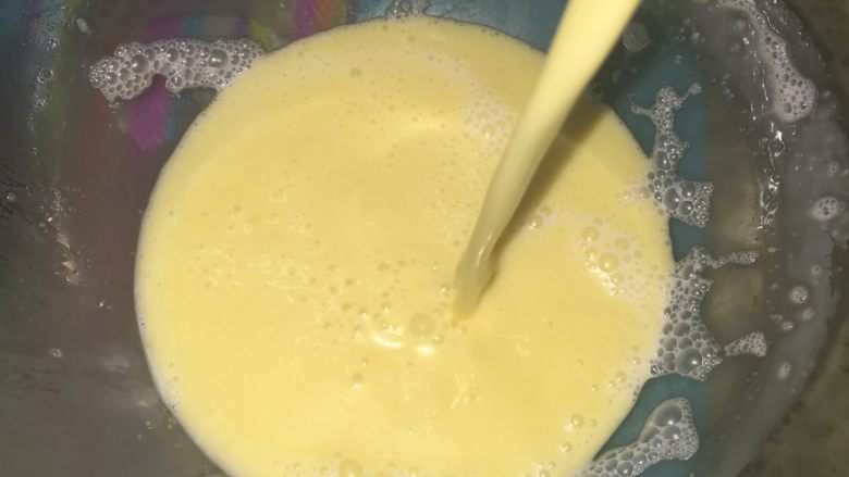 这个夏天你不得不爱的杨枝甘露,剩余的半只芒果加砂糖和椰奶搅拌成浆