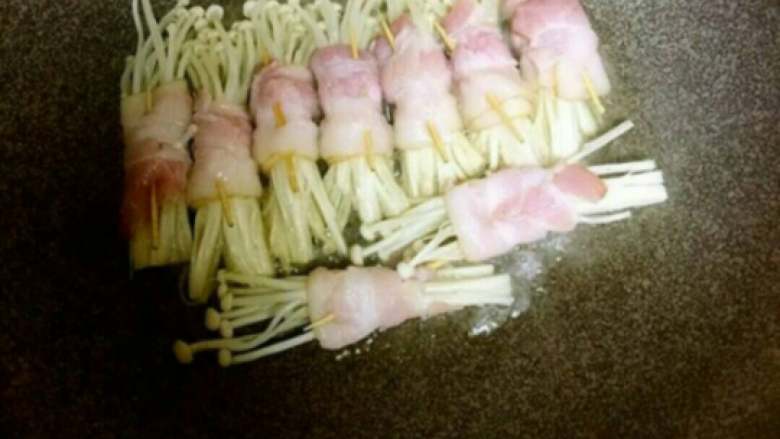 培根金针菇,培根本身就出油，金针菇剪的过程中也有水分，其他材料可以少放一点，根据个人口味