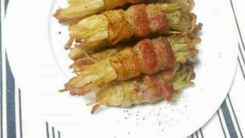 培根金针菇,撒上黑胡椒粉，根据自己口味