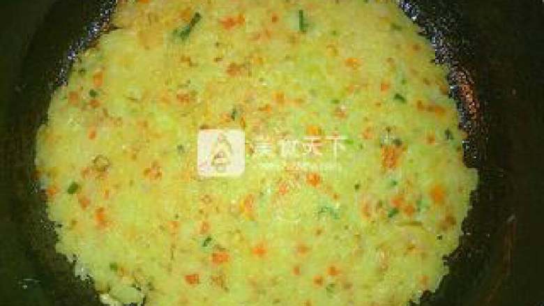 玉米饭,
4. 煎至一面金黄再翻面煎。