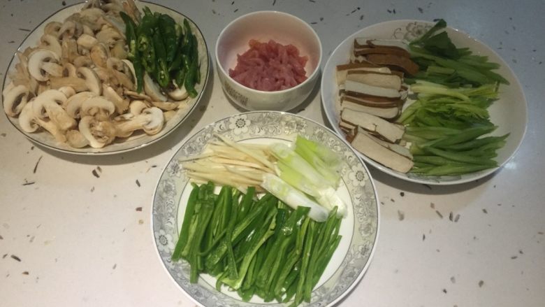 青椒肉丝,1.青椒、<a style='color:red;display:inline-block;' href='/shicai/ 40'>子姜</a>、<a style='color:red;display:inline-block;' href='/shicai/ 138'>大葱</a>、<a style='color:red;display:inline-block;' href='/shicai/ 414'>猪肉</a>成丝🌸

2.<a style='color:red;display:inline-block;' href='/shicai/ 414'>猪肉</a>放适量生抽上色（注意、之后肉丝就不要放盐、不然会咸）在放嫩肉粉霍好

3.锅里放适量油、六分热时放肉翻炒20秒、（翻炒时间不要太久，肉质会很老）起锅放旁边

4.将就肉丝的油、放适量盐、加入<a style='color:red;display:inline-block;' href='/shicai/ 2794'>大蒜</a>、<a style='color:red;display:inline-block;' href='/shicai/ 40'>子姜</a>、青椒、炒一分钟，将肉丝倒入锅中混炒30秒加入<a style='color:red;display:inline-block;' href='/shicai/ 138'>大葱</a>和适量鸡精！
