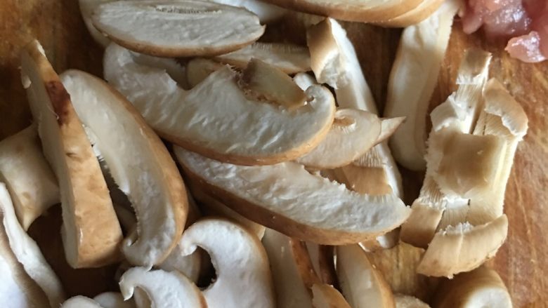 红黑磨云香蛋泡饭,蘑菇切片备用