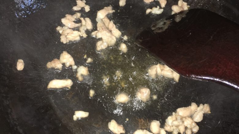 红黑磨云香蛋泡饭,热锅后放橄榄油一勺，放入猪肉丁熬油，充分熬出后下一步