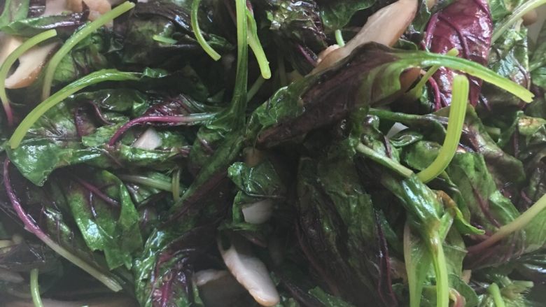 红黑磨云香蛋泡饭,放入苋菜，翻炒干煸后加盐黄酒适量，装盘备用