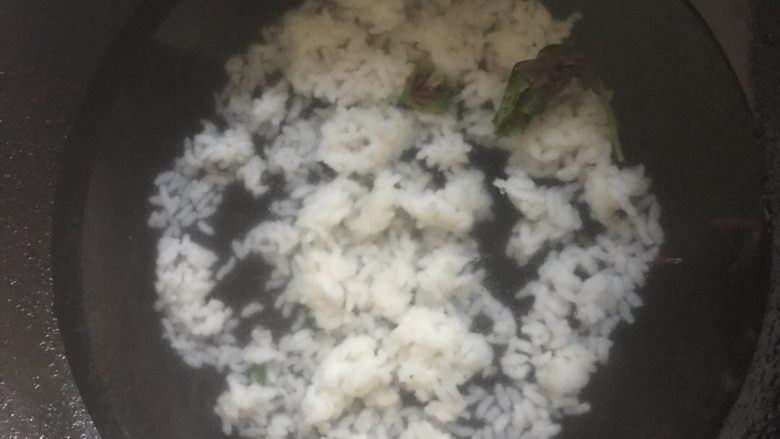 红黑磨云香蛋泡饭,冷水与剩饭一起放入，大火煮开