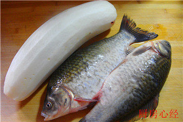 鲫鱼萝卜丝汤,用80度热水，冲刷<a style='color:red;display:inline-block;' href='/shicai/ 377'>鲫鱼</a>的鱼皮，然后用刀尖，轻刮鱼皮，才能够将<a style='color:red;display:inline-block;' href='/shicai/ 377'>鲫鱼</a>皮长期粘附的粘液去除掉。