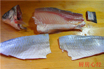 鲫鱼萝卜丝汤,踢下鱼肉,熬制鱼骨;鱼头;鱼尾。