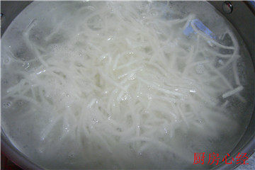鲫鱼萝卜丝汤,开水下萝卜丝,烫制30秒-1分钟,捞出备用。