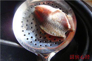 鲫鱼萝卜丝汤,再用60度的温水,快速的烫一下鱼肉,捞出备用。