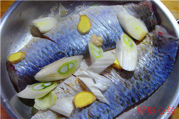 铁锅烤草鱼,放入葱姜、盐、<a style='color:red;display:inline-block;' href='/shicai/ 718'>料酒</a>、胡椒粉,腌制一个小时最好。