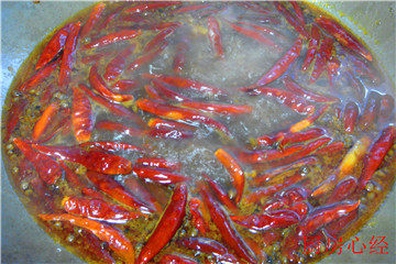 铁锅烤草鱼,锅中的水分煮干后，加入1-2手勺的生油，郫县<a style='color:red;display:inline-block;' href='/shicai/ 5035'>辣酱</a>，煸炒出辣味来。加入开水，调入<a style='color:red;display:inline-block;' href='/shicai/ 692'>酱油</a>、料酒、适量的盐。