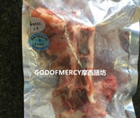 养颜瘦身防癌抗衰老的龙骨海带玉米汤,猪龙骨洗净剁块备用。