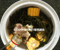 养颜瘦身防癌抗衰老的龙骨海带玉米汤,放进泡发的海带,倒进花雕酒。