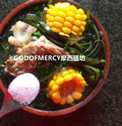 养颜瘦身防癌抗衰老的龙骨海带玉米汤,加适量食盐和胡椒粉即可享用。