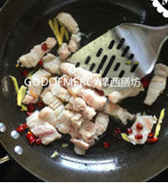 #越吃越FIT#回味无穷的滋阴佳品花生芽烧五花肉 ,五花肉置于油锅中煎炸,油炸的目的是把五花肉里的油脂煎炸出来;下入干辣椒一起煸炒;将其中的大部分油脂煸炒出来,五花肉微微发焦,吃起来的口感才会更加的粘糯和不腻。直到肥肉部分的颜色煎炸变的通透就好了。