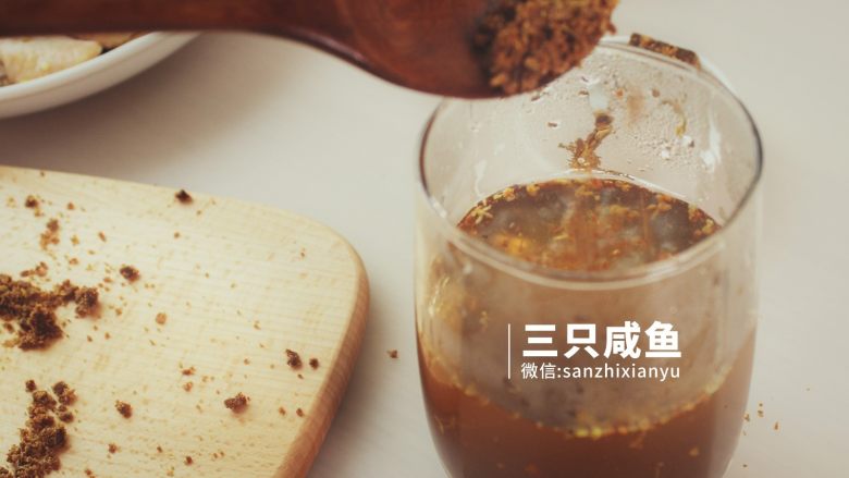 桂花红糖鸡翅丨三只咸鱼,烧一定量的开水,将红糖碎末倒入开水中搅拌均匀