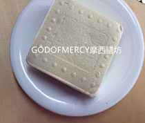 #越吃越FIT#外酥里嫩的豆腐猪肉丸子 ,先将豆腐焯水,不会严重的豆腥味儿,也可以去除嘌呤。让豆腐自然放凉,把豆腐的皮去掉。