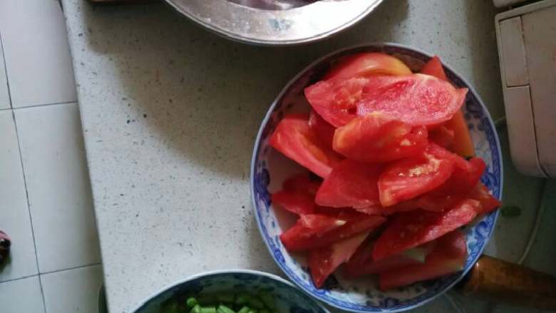 西红柿豆角鸡肉意面,第一步材料都洗净切好