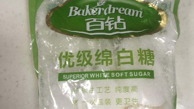 榴莲千层,加入糖粉,我用的是绵白糖,千层皮的要求没有那么高,都可以。按照个人口味,我的饼皮没用太甜,所以是30克,与蛋液充分混合。